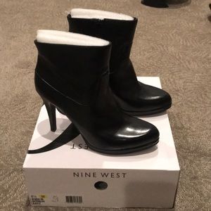 Like new black Nine West boots
